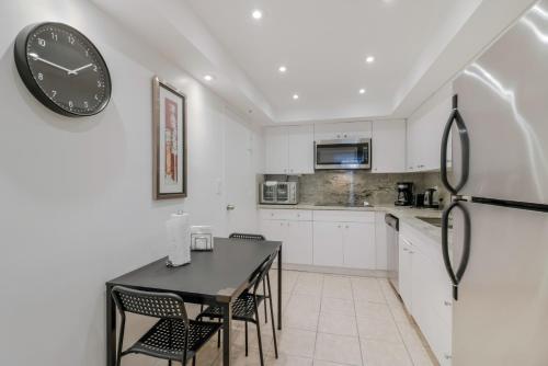 2BEDS 2BATHS APARTMENT ON THE BEACH! - image 4