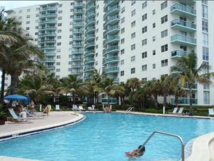 2BEDS 2BATHS APARTMENT ON THE BEACH! - image 5