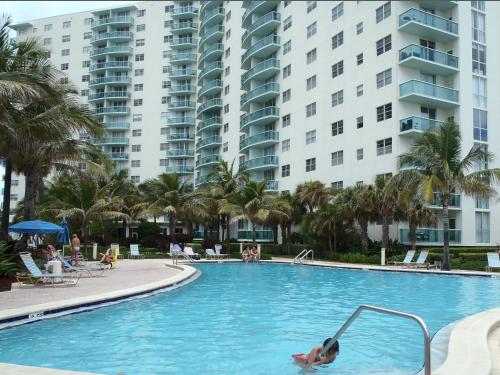 2BEDS 2BATHS APARTMENT ON THE BEACH! - image 5
