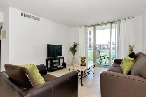 Tides Beachfront Apartments - main image