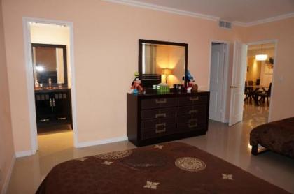 Tides Beachfront Apartments - image 2