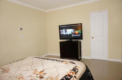 Tides Beachfront Apartments - image 4