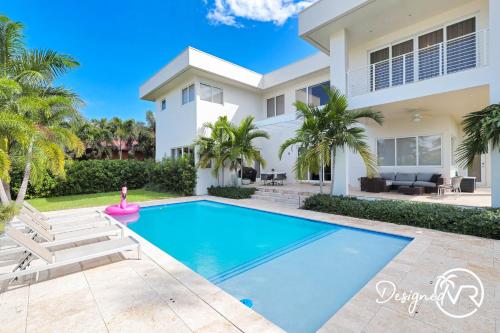 Modern Luxurious Beach Retreat-5 Br with/pool - main image