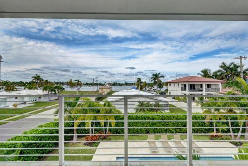 Modern Luxurious Beach Retreat-5 Br with/pool - image 2