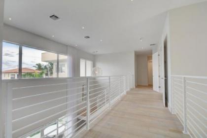 Modern Luxurious Beach Retreat-5 Br with/pool - image 3