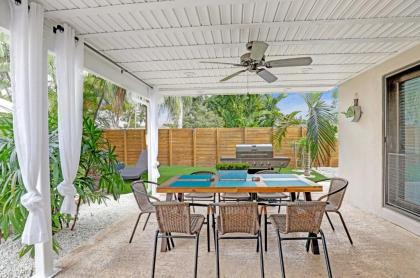 Trendy Renovated 4 BR Home w/ Heated Pool - image 14