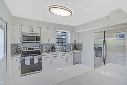 Gorgeous 3 Bedroom Beach Home & Heated Pool - image 18