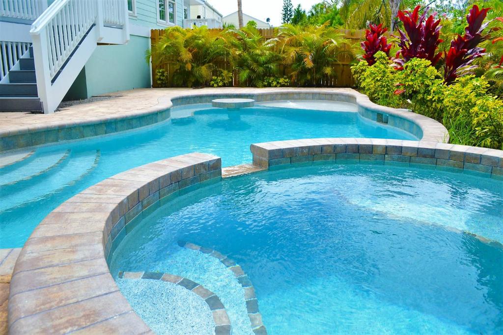 3 king bedrooms with their own bathroom den area with bunk beds private pool bikes & beach gear - main image