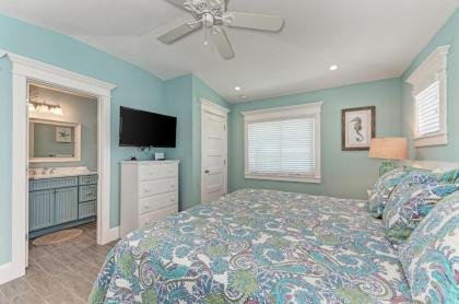 3 king bedrooms with their own bathroom den area with bunk beds private pool bikes & beach gear - image 15