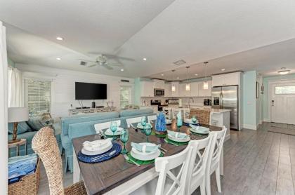 3 king bedrooms with their own bathroom den area with bunk beds private pool bikes & beach gear - image 4