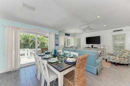 3 king bedrooms with their own bathroom den area with bunk beds private pool bikes & beach gear - image 6