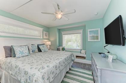 3 king bedrooms with their own bathroom den area with bunk beds private pool bikes & beach gear - image 8