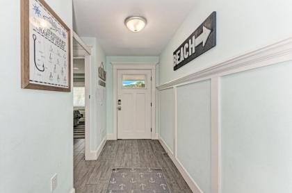 3 king bedrooms with their own bathroom den area with bunk beds private pool bikes & beach gear - image 9