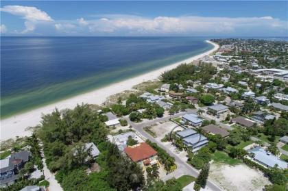LOCATION LOCATION LOCATION large home only 2 houses away from the gulf - image 12