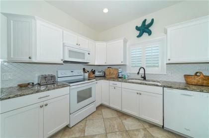 LOCATION LOCATION LOCATION large home only 2 houses away from the gulf - image 13