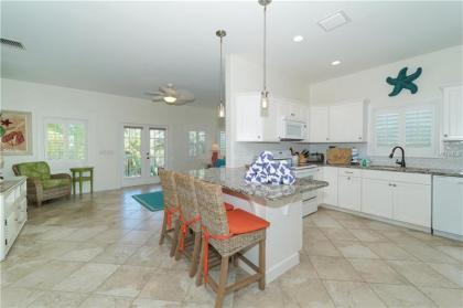 LOCATION LOCATION LOCATION large home only 2 houses away from the gulf - image 14