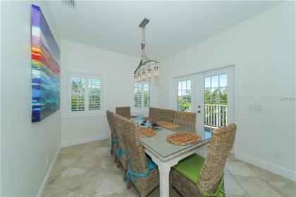 LOCATION LOCATION LOCATION large home only 2 houses away from the gulf - image 15