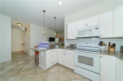 LOCATION LOCATION LOCATION large home only 2 houses away from the gulf - image 16