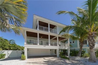 LOCATION LOCATION LOCATION large home only 2 houses away from the gulf - image 17