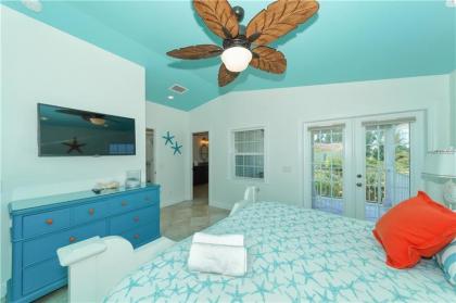LOCATION LOCATION LOCATION large home only 2 houses away from the gulf - image 2