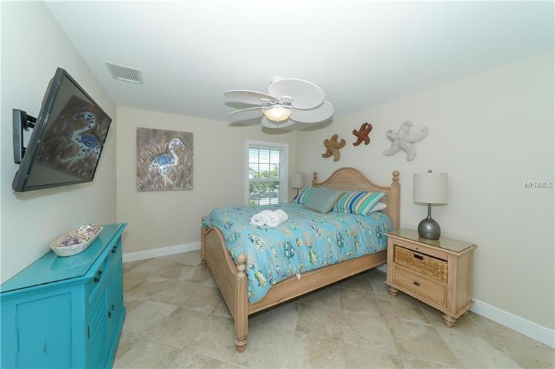 LOCATION LOCATION LOCATION large home only 2 houses away from the gulf - image 3