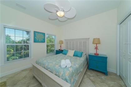LOCATION LOCATION LOCATION large home only 2 houses away from the gulf - image 4