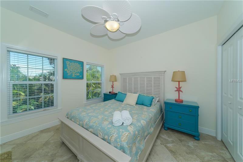 LOCATION LOCATION LOCATION large home only 2 houses away from the gulf - image 4