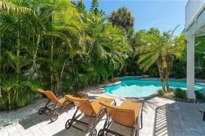 LOCATION LOCATION LOCATION large home only 2 houses away from the gulf - image 5