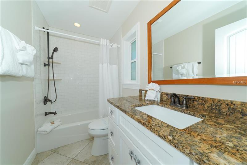 LOCATION LOCATION LOCATION large home only 2 houses away from the gulf - image 6