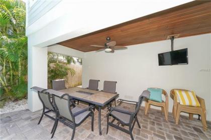 LOCATION LOCATION LOCATION large home only 2 houses away from the gulf - image 7