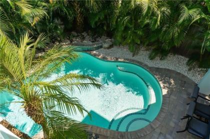 LOCATION LOCATION LOCATION large home only 2 houses away from the gulf - image 8