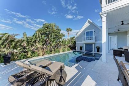 Brand New Luxe 4 Bedroom plus Nanny suite Heated pool spa bikes - image 4