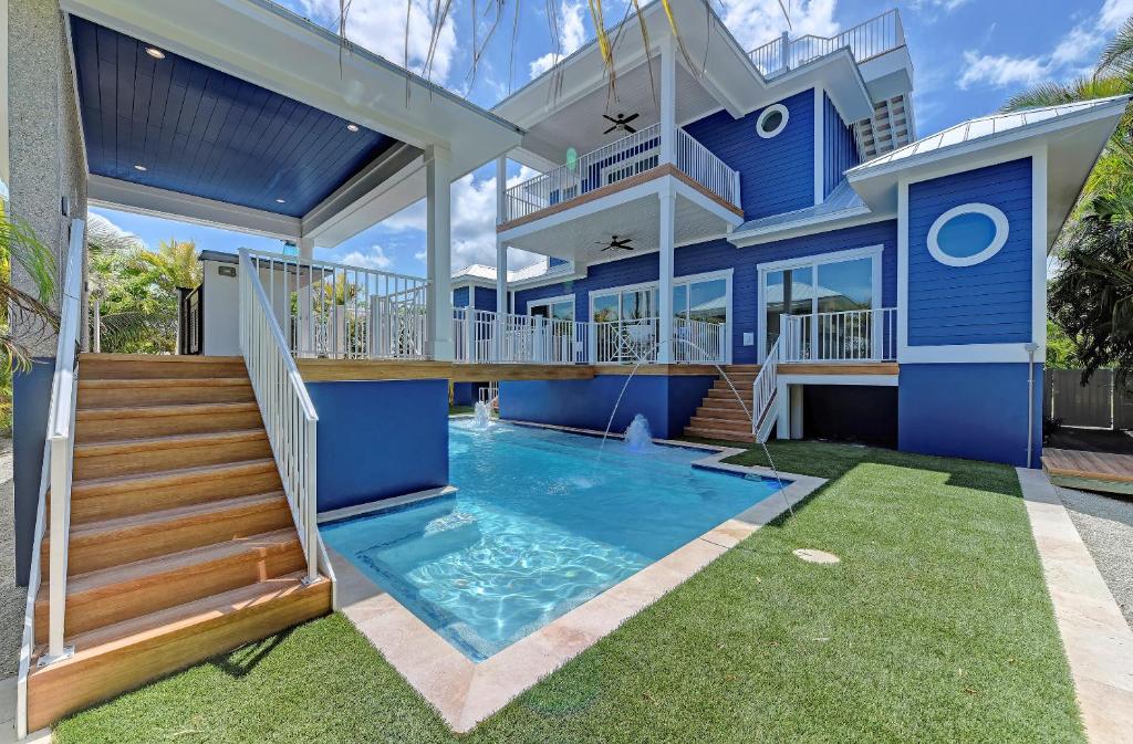 Steps to beach STUNNING Custom Home Outdoor Bar Heated Pool & Spa 6 Flat screen TVs Free WiFi - main image