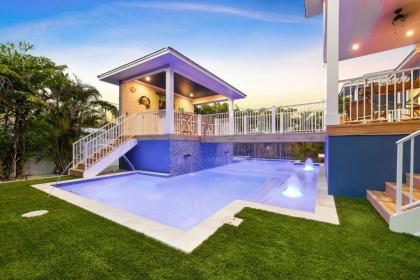 Steps to beach STUNNING Custom Home Outdoor Bar Heated Pool & Spa 6 Flat screen TVs Free WiFi - image 17