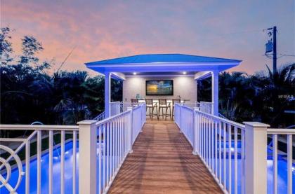 Steps to beach STUNNING Custom Home Outdoor Bar Heated Pool & Spa 6 Flat screen TVs Free WiFi - image 2