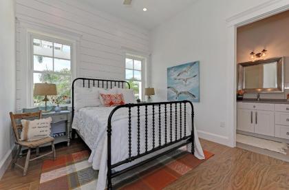 Steps to beach STUNNING Custom Home Outdoor Bar Heated Pool & Spa 6 Flat screen TVs Free WiFi - image 5