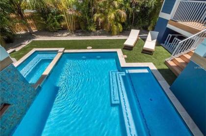 Steps to beach STUNNING Custom Home Outdoor Bar Heated Pool & Spa 6 Flat screen TVs Free WiFi - image 7