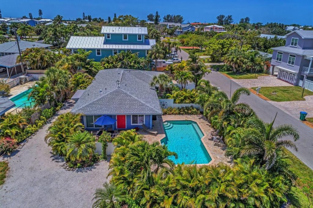 2 bed 2 bath heated pool Sleeps 6! Sunny yard close to beach bikes beach gear free Wi-Fi - main image