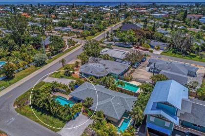 2 bed 2 bath heated pool Sleeps 6! Sunny yard close to beach bikes beach gear free Wi-Fi - image 11