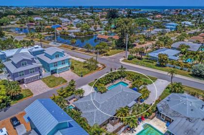 2 bed 2 bath heated pool Sleeps 6! Sunny yard close to beach bikes beach gear free Wi-Fi - image 12