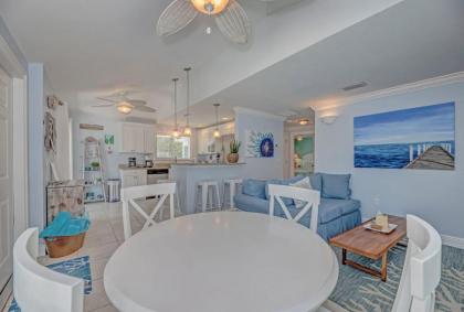 2 bed 2 bath heated pool Sleeps 6! Sunny yard close to beach bikes beach gear free Wi-Fi - image 15