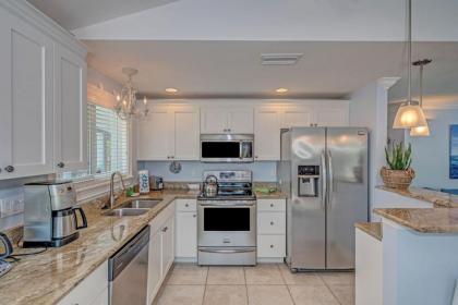 2 bed 2 bath heated pool Sleeps 6! Sunny yard close to beach bikes beach gear free Wi-Fi - image 17