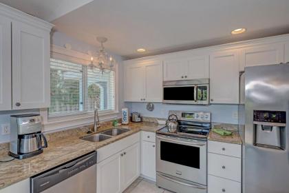2 bed 2 bath heated pool Sleeps 6! Sunny yard close to beach bikes beach gear free Wi-Fi - image 18