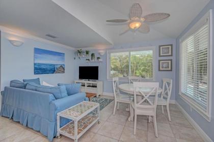 2 bed 2 bath heated pool Sleeps 6! Sunny yard close to beach bikes beach gear free Wi-Fi - image 2