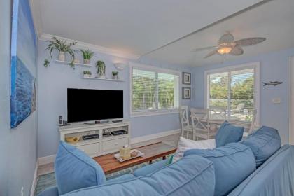 2 bed 2 bath heated pool Sleeps 6! Sunny yard close to beach bikes beach gear free Wi-Fi - image 4