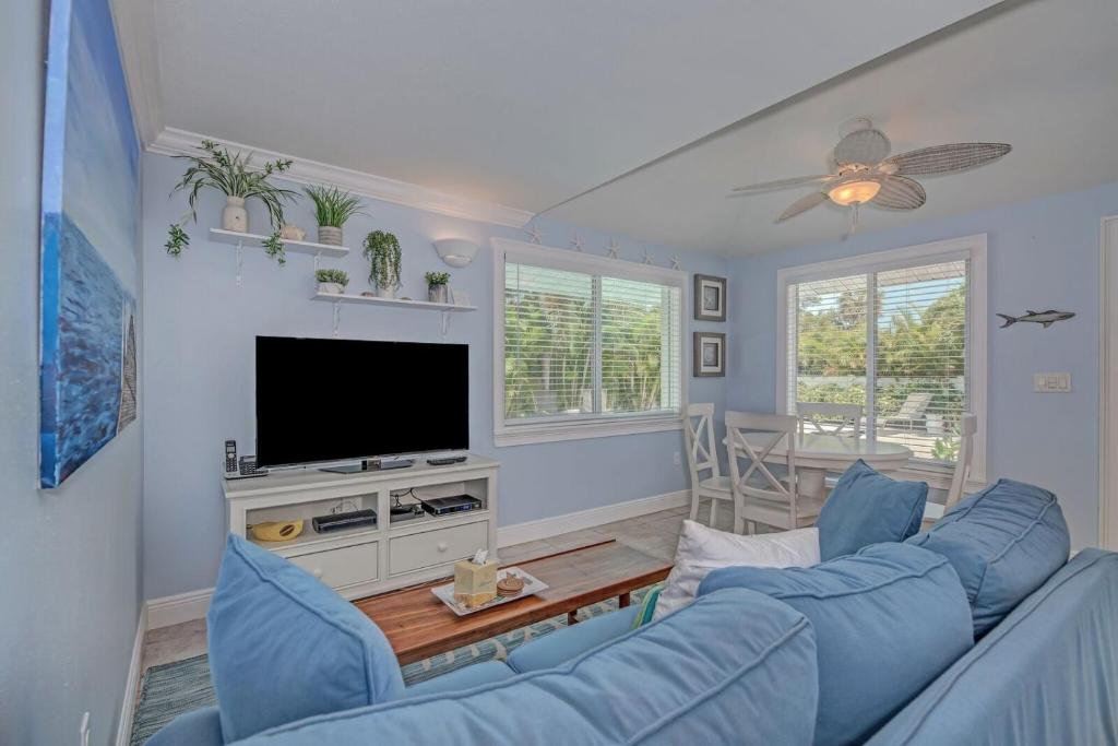 2 bed 2 bath heated pool Sleeps 6! Sunny yard close to beach bikes beach gear free Wi-Fi - image 4