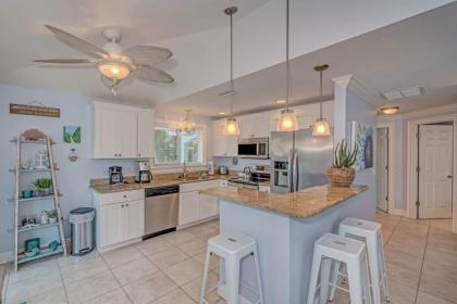 2 bed 2 bath heated pool Sleeps 6! Sunny yard close to beach bikes beach gear free Wi-Fi - image 5