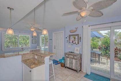 2 bed 2 bath heated pool Sleeps 6! Sunny yard close to beach bikes beach gear free Wi-Fi - image 6