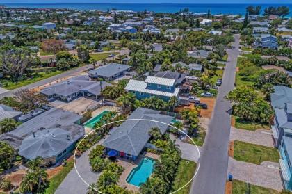 2 bed 2 bath heated pool Sleeps 6! Sunny yard close to beach bikes beach gear free Wi-Fi - image 9