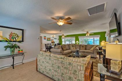 Colorful Canalfront Home - Boat Dock Deck Kayaks - image 11